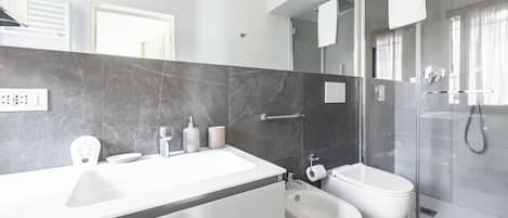 Departamento urbano | Baño | Regadera, regadera tipo lluvia, secadora de cabello, bidet