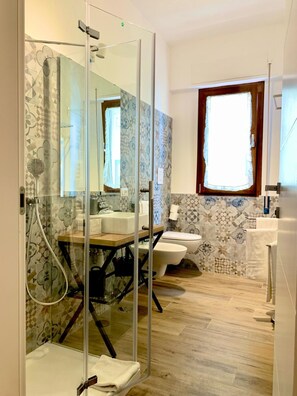 Een douche, een haardroger, een bidet, handdoeken