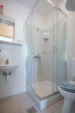 Shower, towels