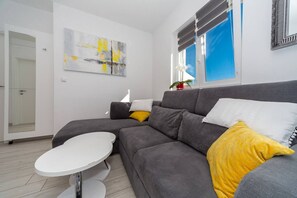 TV - Modern groundfloor apartment for 2 persons (Biograd na Moru)