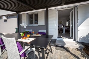 Outdoor dining - Modern groundfloor apartment for 2 persons (Biograd na Moru)