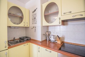 Réfrigérateur, four, plaque de cuisson, lave-vaisselle