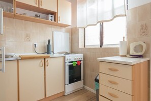 Réfrigérateur, un four, surface de cuisson, grille-pain