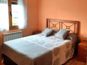 3 slaapkamers, een strijkplank/strijkijzer, internet