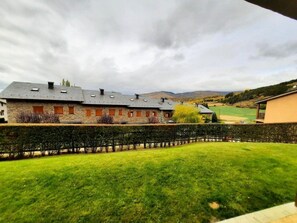 Property grounds - 3 rooms ground floor apartment with Wifi (Llívia)