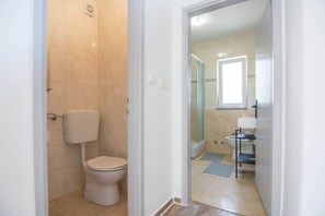 Douche, sèche-cheveux, serviettes fournies