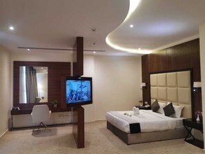 标准双人房 | 高档床上用品、羽绒被、记忆海绵床垫、笔记本电脑工作区