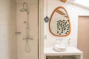 Shower, hair dryer, towels, soap - La Tour, Gîte Haut de Gamme aux Charpentes Apparentes, Avec Piscine et Sauna (Pézenas)