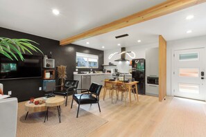 Interior - Casa Maria- cute creekside 2bed/1bath (Carson)