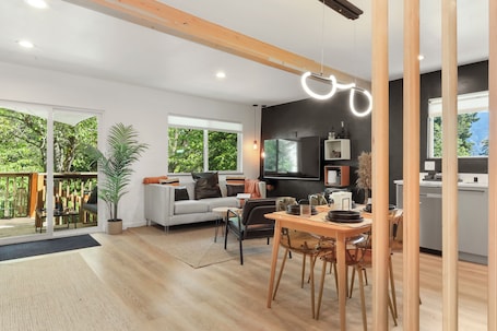 Smart TV. Casa Maria- cute creekside 2bed/1bath