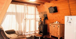 Honeymoon Cabin, Jetted Tub, Mountain View | Living area