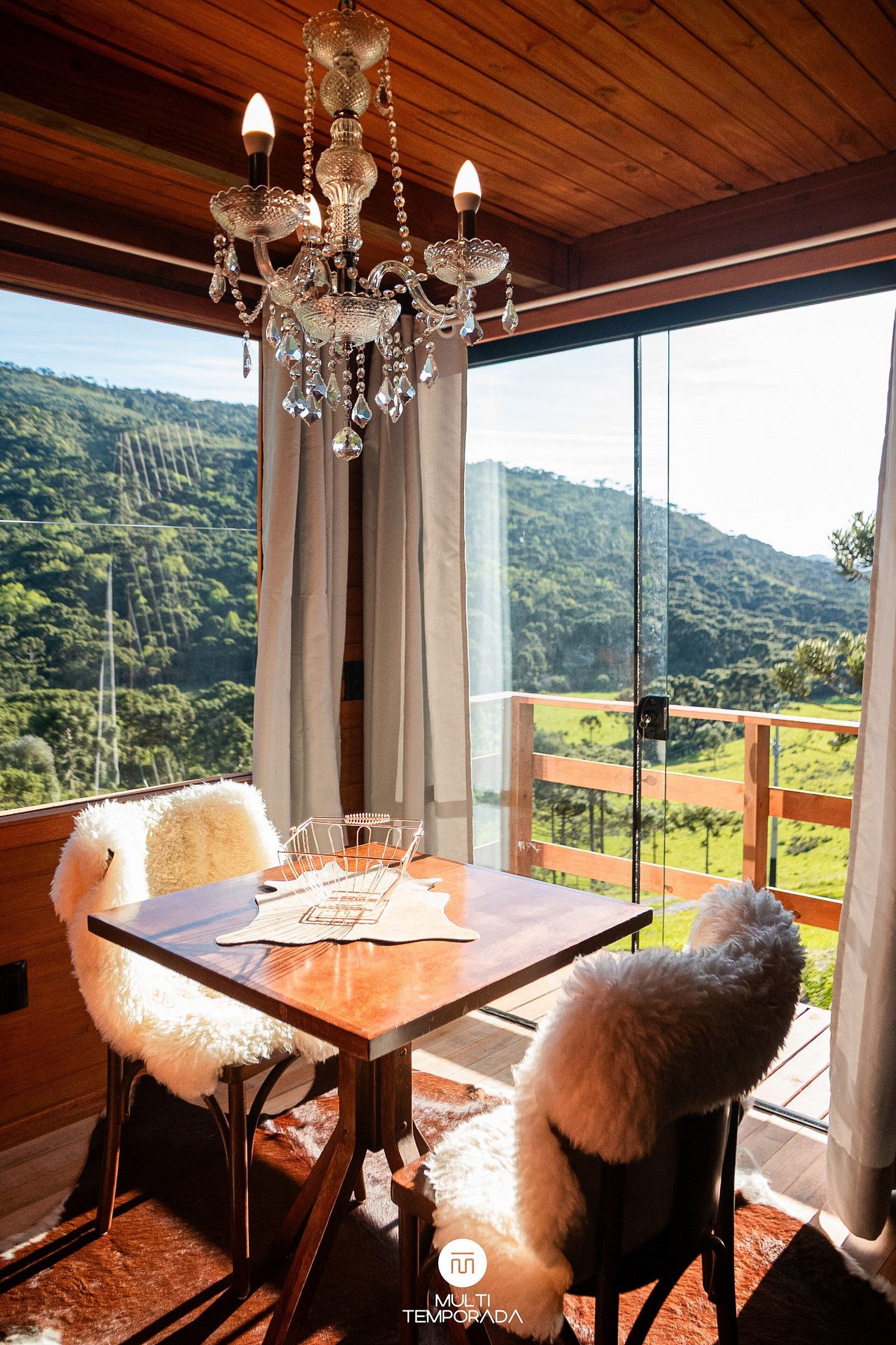 Honeymoon-Ferienhütte, Whirlpool, Bergblick | Esszimmer