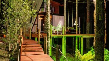 Fachada da propriedade Ă noite