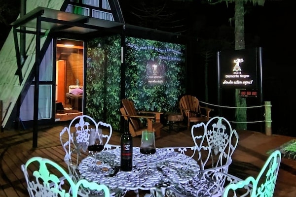 Vista frontal de la propiedad por la tarde o noche