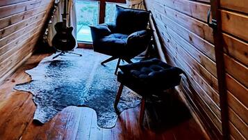 Ferienhütte | Wohnbereich | 32-Zoll-Smart-TV mit Digitalempfang, Netflix, Streaming-Dienste