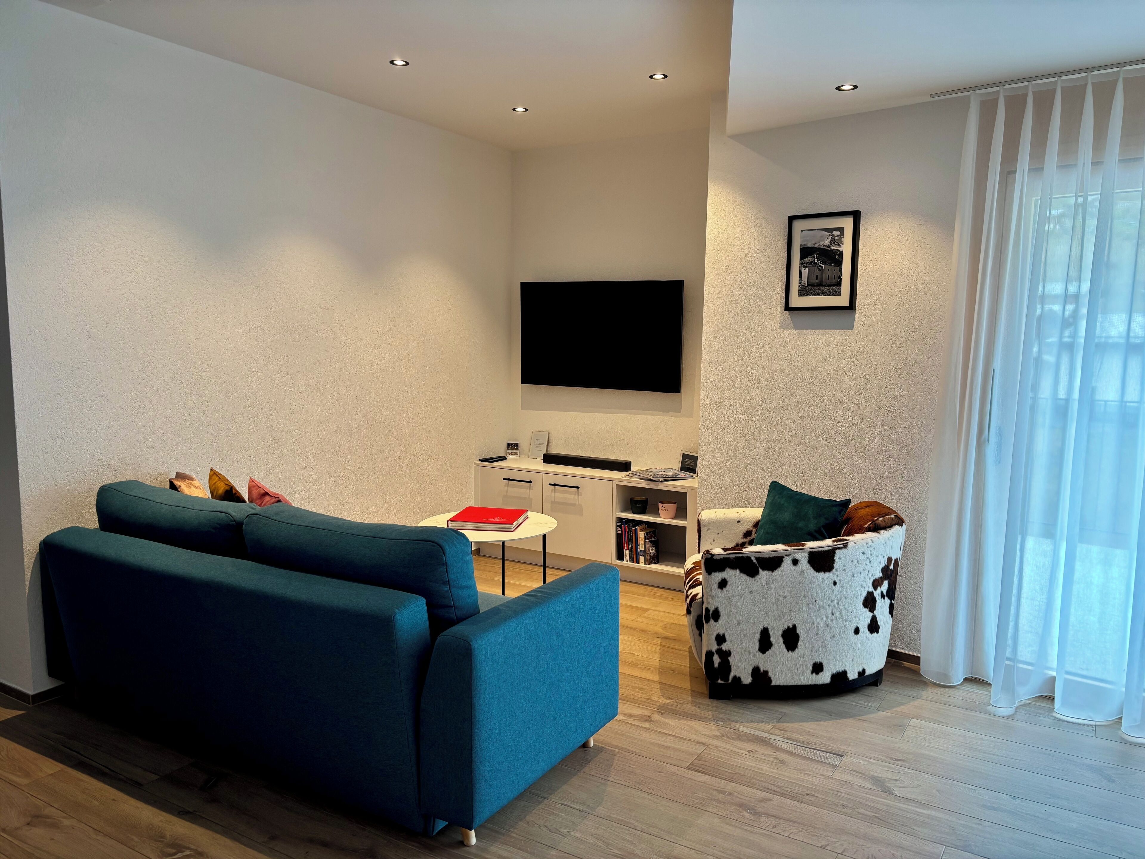 TV connectée, livres, chaîne hi-fi