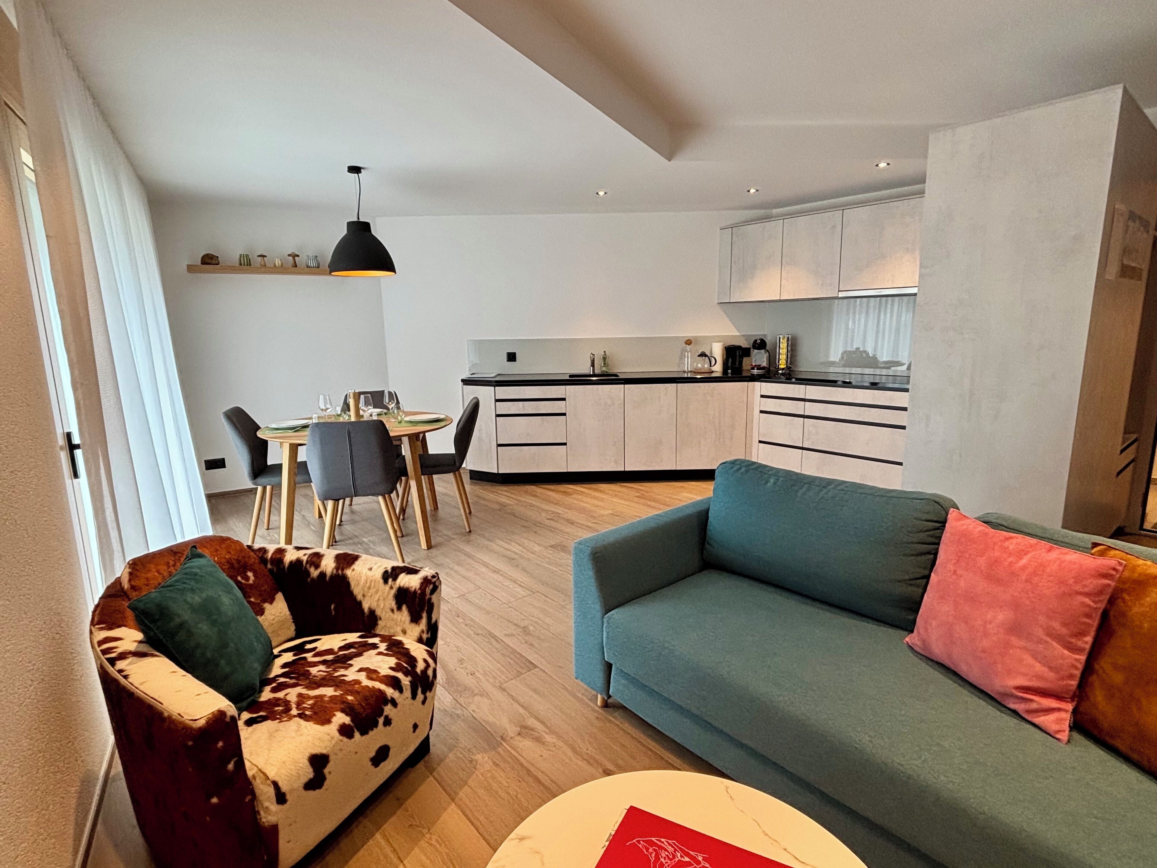 TV connectée, livres, chaîne hi-fi