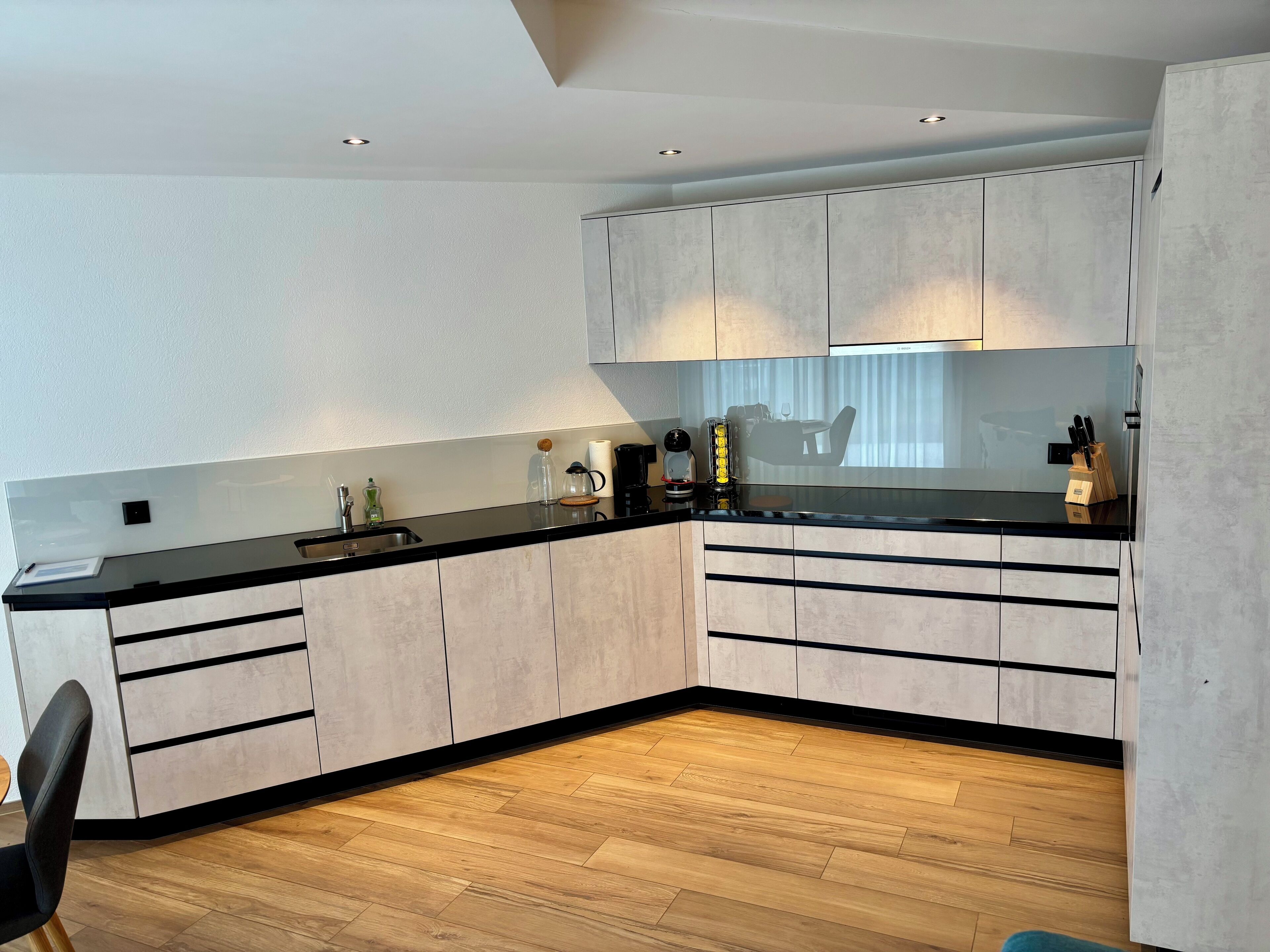 Kühlschrank, Ofen, Herdplatte, Geschirrspüler