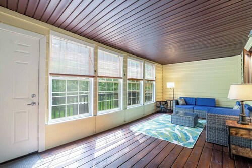 Cozy Lakeside Townhouse