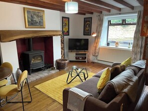 Smart TV, video games, DVD player, books - Stunning Cottage with Log Burner-King Bed-Parking (Frosterley)