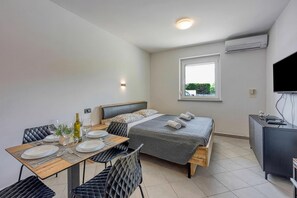 Family Apartment, Multiple Bedrooms (Coastal Countryside Oasis Apartment)