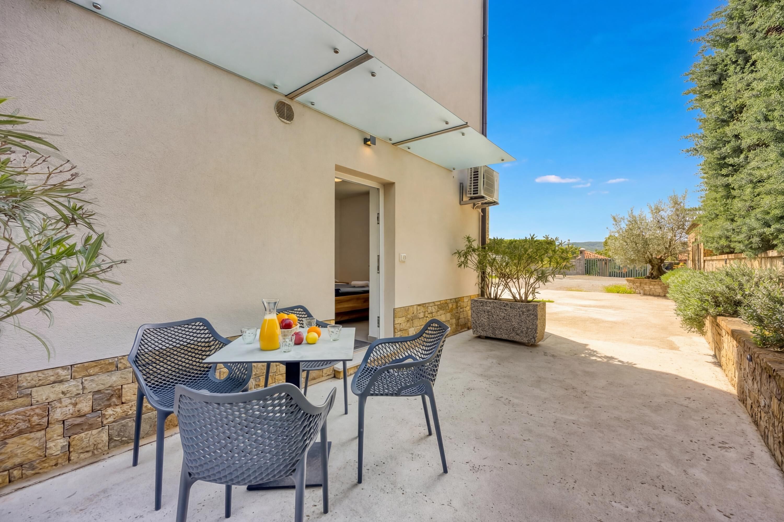 Familjelägenhet - flera sovrum (Coastal Countryside Oasis Apartment) | Restaurang utomhus