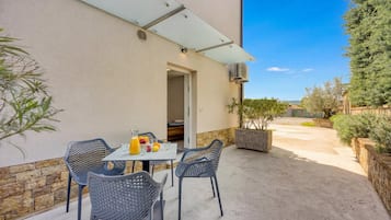 Family Apartment, 1 Bedroom, Microwave (Coastal Countryside Oasis Apartment) | Outdoor dining