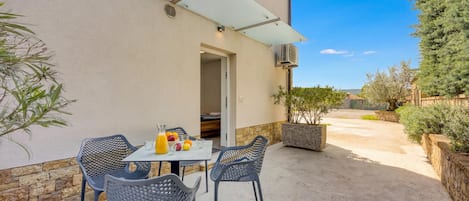 Family Apartment, Multiple Bedrooms (Coastal Countryside Oasis Apartment) | Outdoor dining