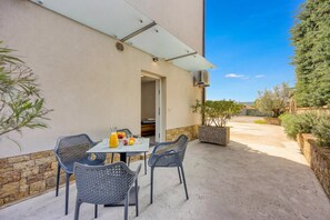 Perhehuoneisto, useita makuuhuoneita (Coastal Countryside Oasis Apartment) | Ulkoruokailutilat