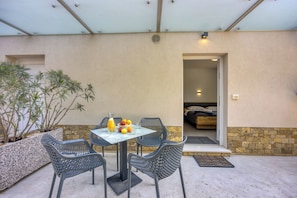 Outdoor dining - Coastal Countryside Oasis Apartment Deni (Koper)