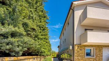 Familienapartment, 1 Schlafzimmer, Mikrowelle (Modern Apt Deni: Terrace + Private) | Außenbereich