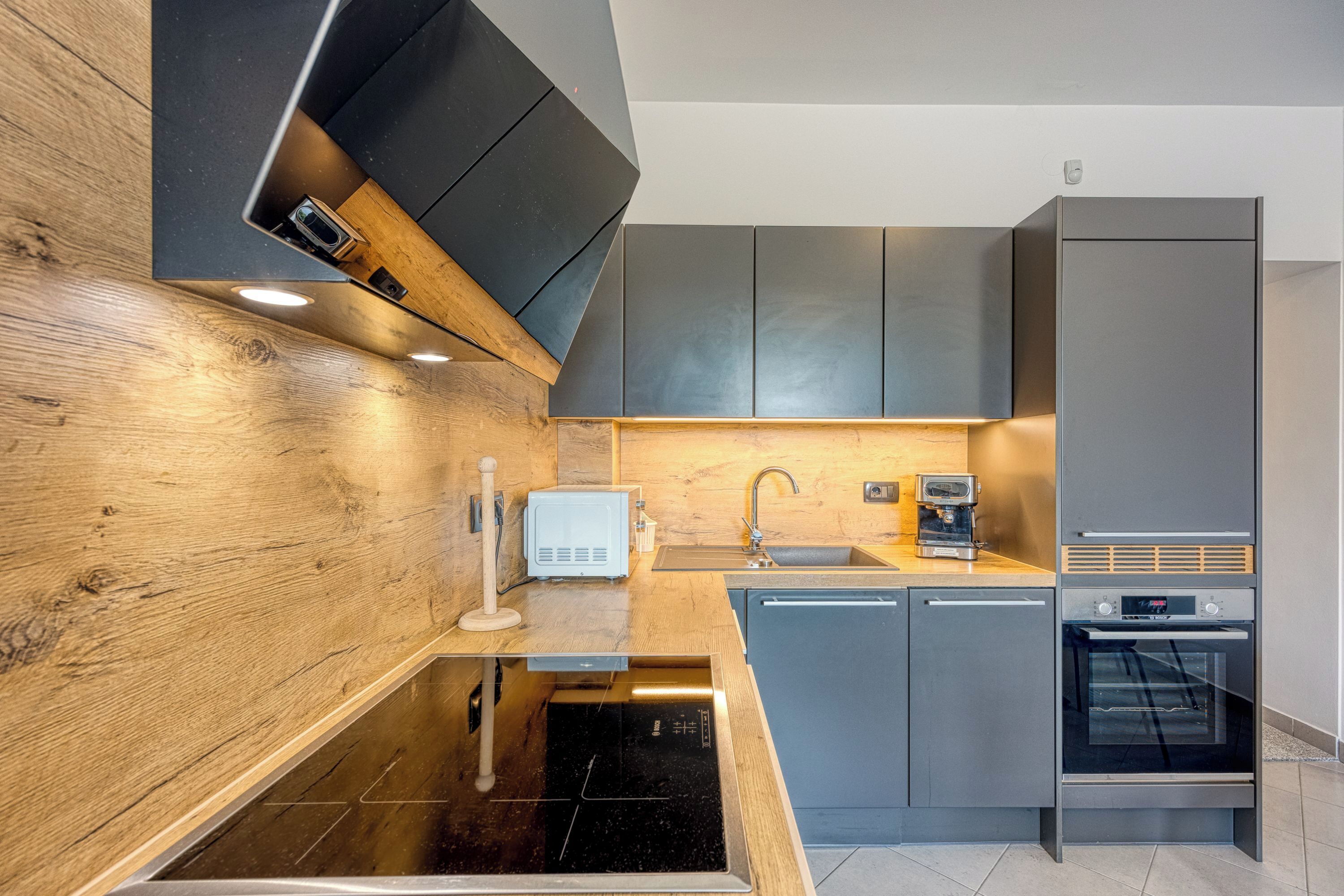 Geladeira, micro-ondas, fogão, cooktop