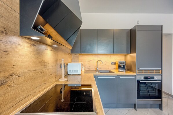 Fridge, microwave, oven, stovetop - Coastal Countryside Oasis Apartment Deni (Koper)