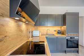 Fridge, microwave, oven, stovetop - Coastal Countryside Oasis Apartment Deni (Koper)