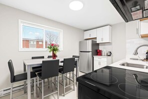 Refrigerador, cafetera y tetera y utensilios de cocina