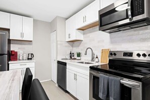 Refrigerador, cafetera y tetera y utensilios de cocina