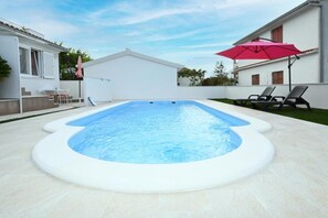 Appartement (Two Bedroom Apartment with Terrace an) | Zwembad | Een seizoensgebonden buitenzwembad, parasols voor strand/zwembad