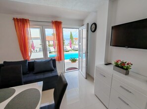 Appartamento (Two Bedroom Apartment with Terrace an) | Soggiorno | TV a schermo piatto 32 pollici con canali digitali
