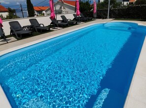 Appartamento (Two Bedroom Apartment with Terrace an) | Piscina | Piscina stagionale all'aperto, ombrelloni da piscina, lettini