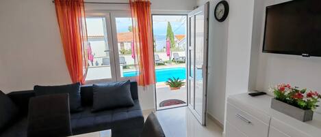 公寓 (Two Bedroom Apartment with Terrace an) | 客廳 | 32 吋平面電視連數碼電視頻道