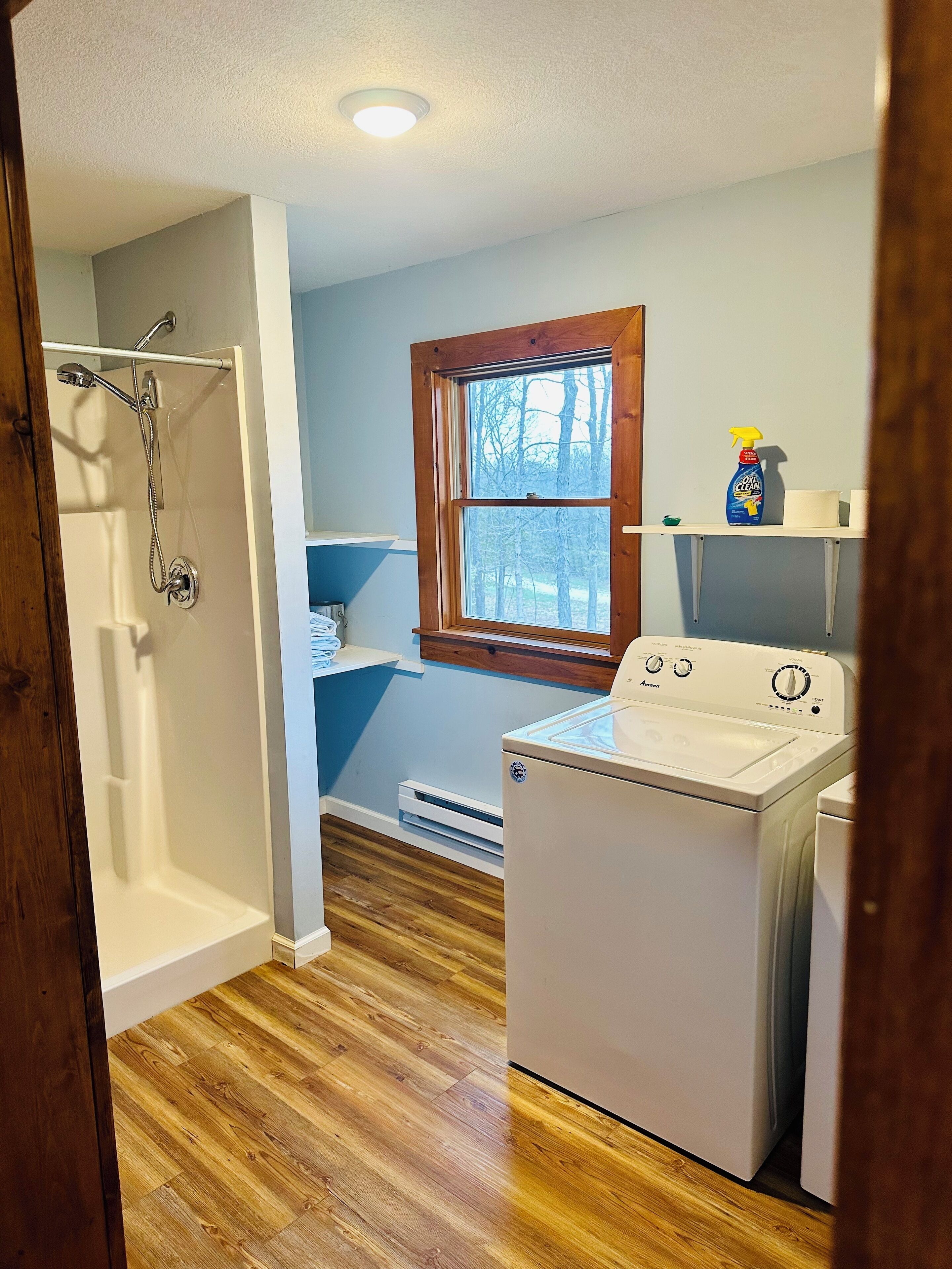 Douche, serviettes fournies, savon, shampoing