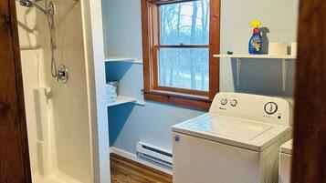 Douche, serviettes fournies, savon, shampoing