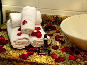 Room (Suite com Hidromassagem Individual) | Free WiFi, bed sheets - Vila Francesa Hotel (Itatiaia)