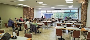 Café da manhã com buffet grátis todos os dias
