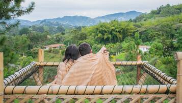 Cabaña Deluxe, 1 cama de matrimonio grande, bañera de hidromasaje, vistas al lago | 1 dormitorio, ropa de cama de alta calidad, edredones de plumas