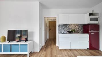 Réfrigérateur, micro-ondes, four, plaque de cuisson