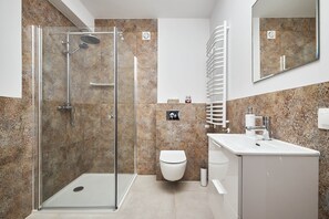Een douche, een haardroger, handdoeken, zeep