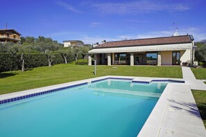 Seasonal outdoor pool - Villa Mary by Wonderful Italy (San Felice del Benaco)