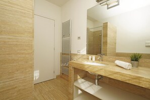 Badezimmer | Badewanne und Dusche (separat), Bidet, Handtücher, Seife