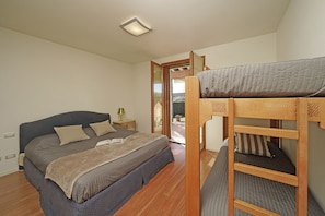 4 bedrooms, iron/ironing board, free WiFi, bed sheets